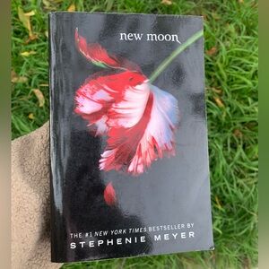 New Moon by Stephenie Meyer - Paperback